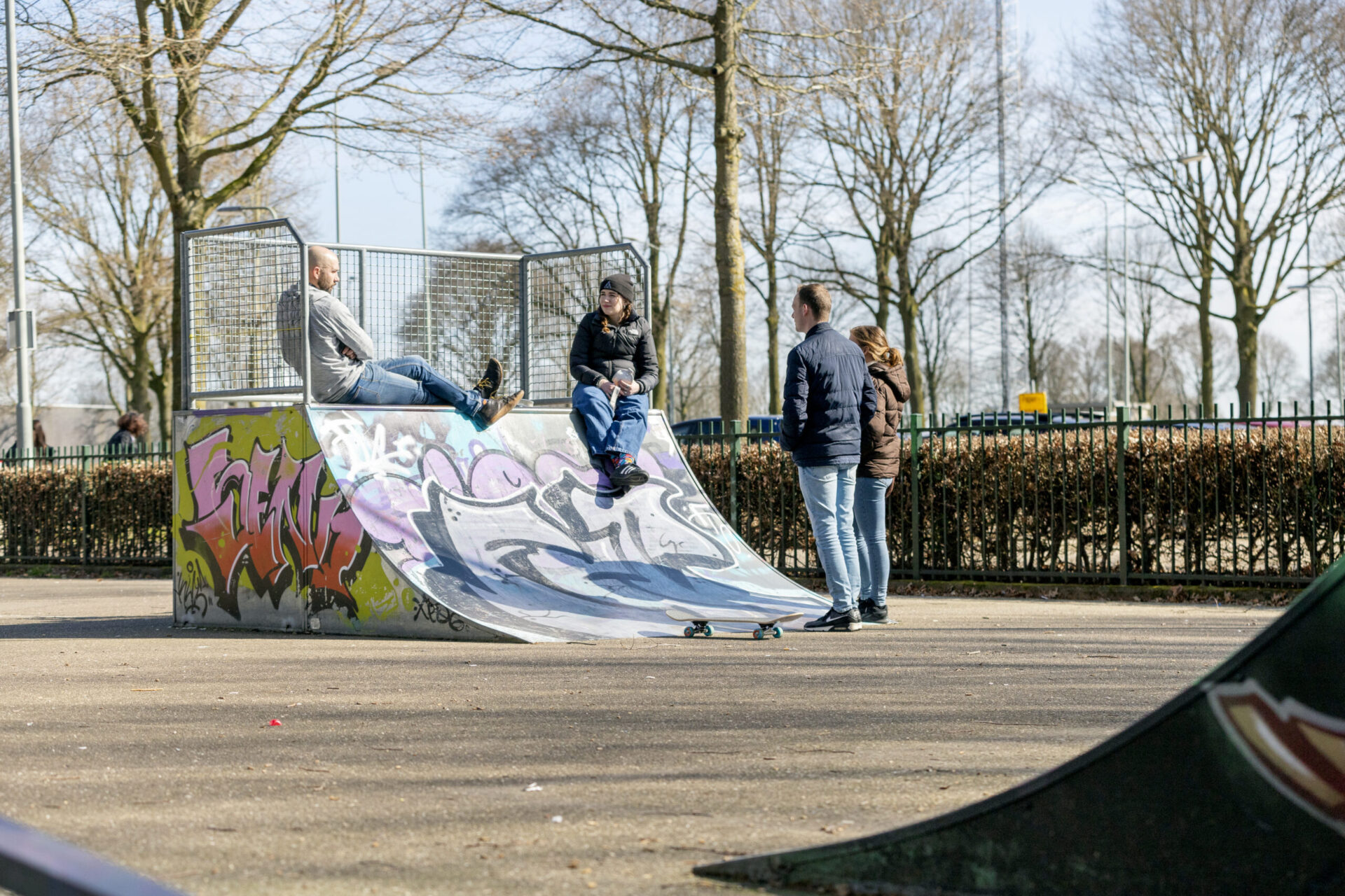 Foto jongerenwerker Synthese met jongeren op skatebaan