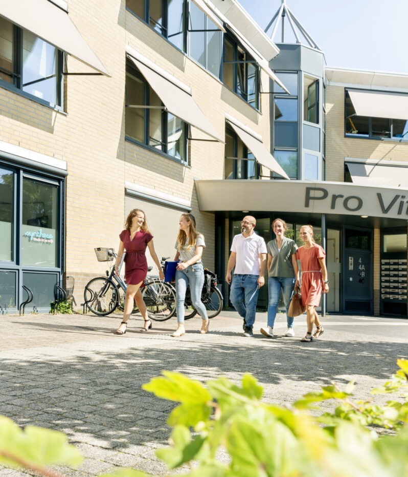 Foto medewerkers Synthese voor Gezondheidscentrum Pro Vita buiten