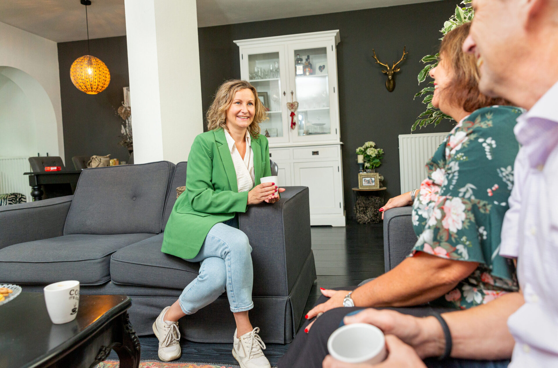 Foto medewerker Synthese in gesprek met inwoners