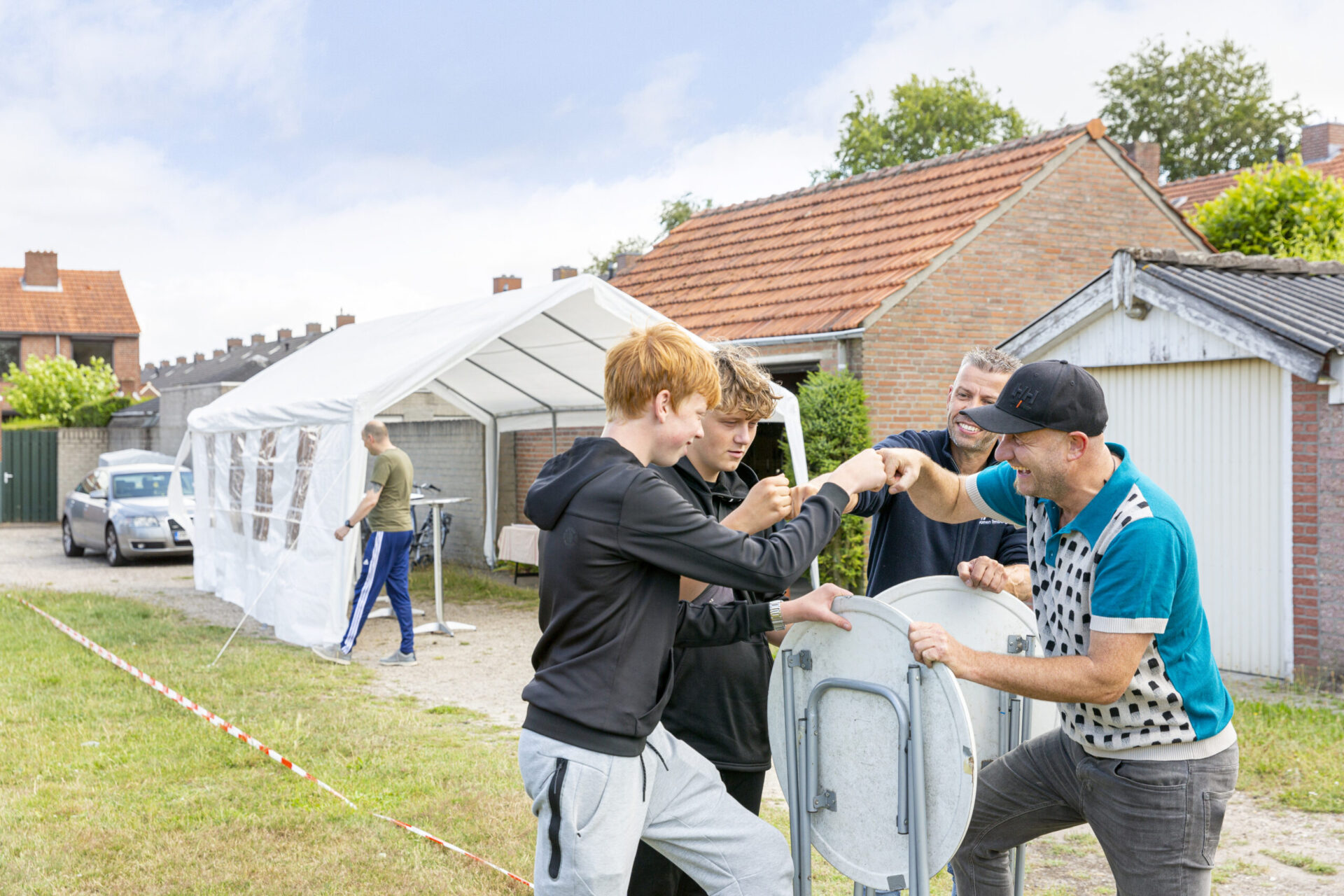 Foto jongerenwerker in gesprek met jongeren