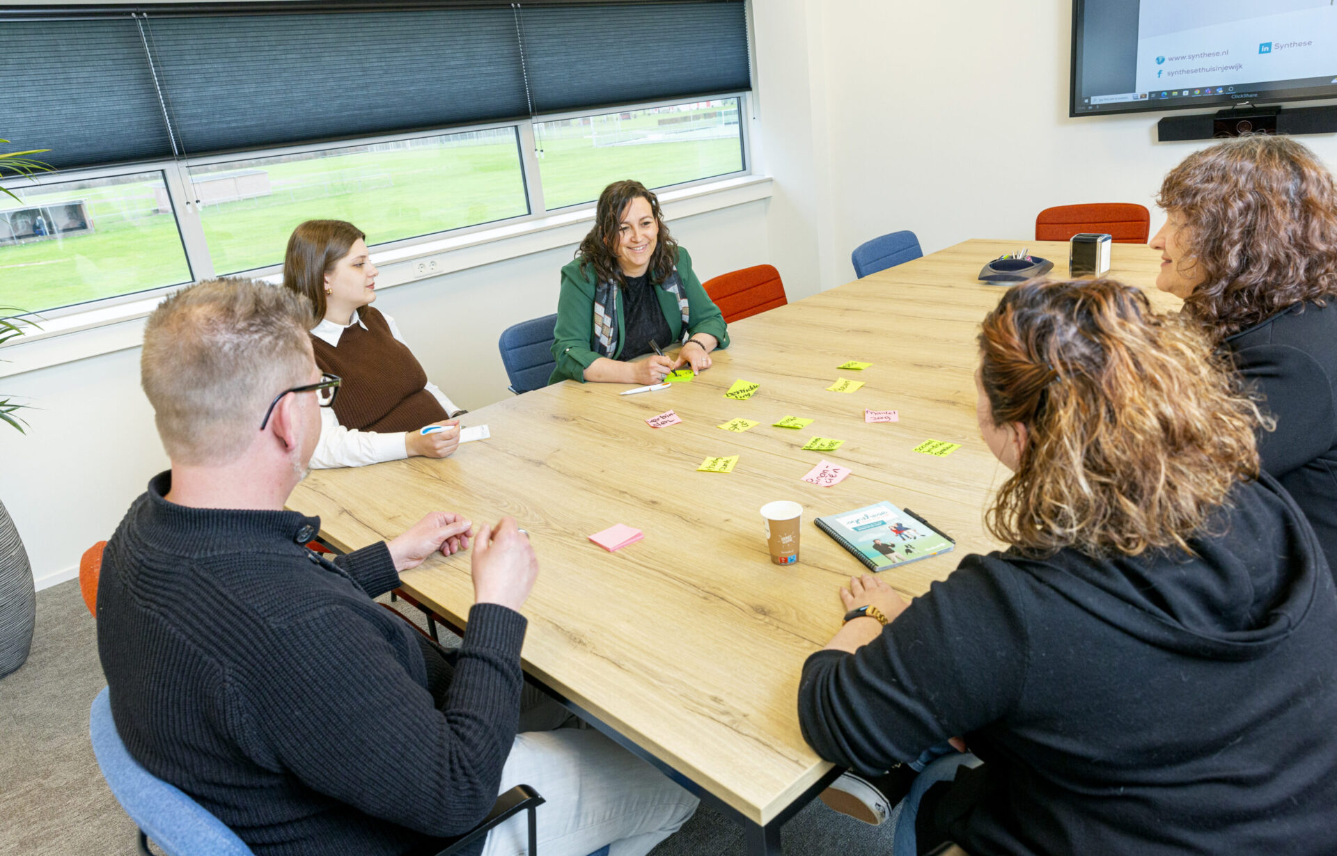 Foto brainstorm medewerkers Synthese team Venray