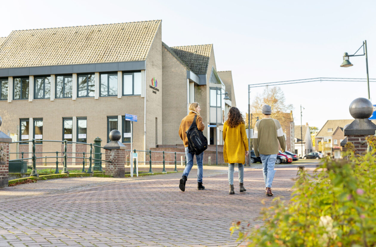 Foto mensen buiten aan het wandelen