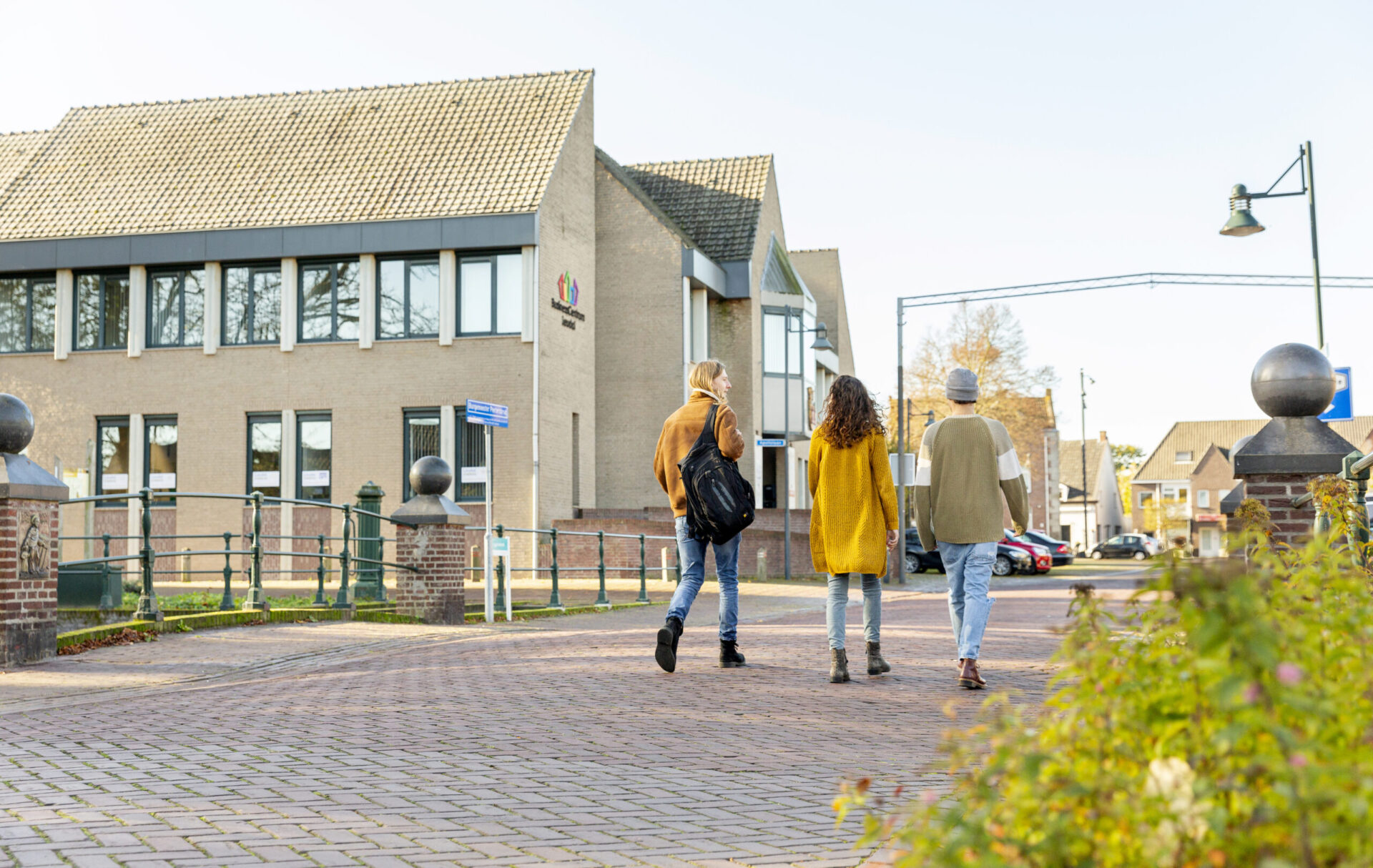 Foto mensen buiten aan het wandelen