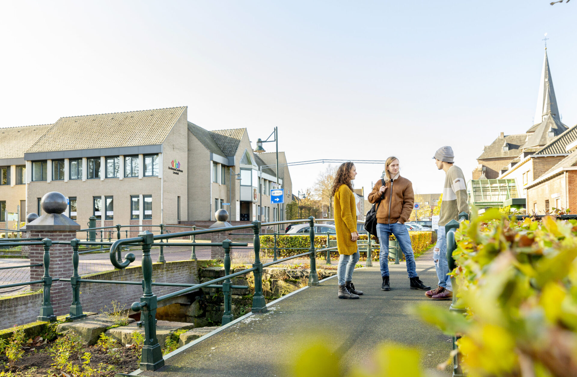 Foto mensen buiten in gesprek