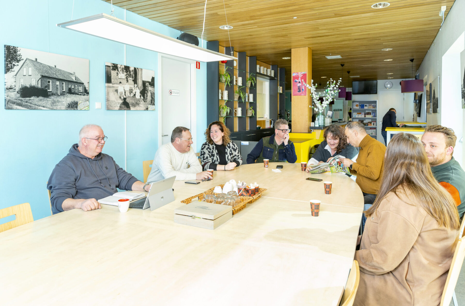 Foto medewerker Synthese in gesprek met inwoners in wijkcentrum Venray