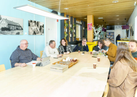 Foto medewerker Synthese in gesprek met inwoners in wijkcentrum Venray