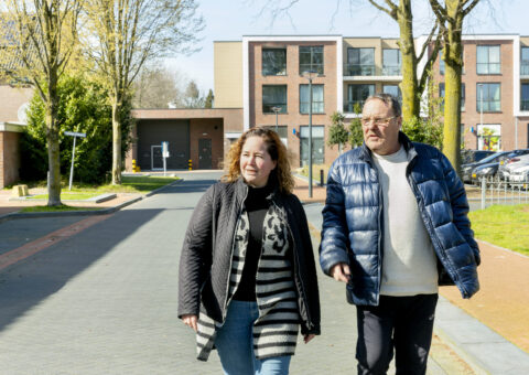 Foto medewerker Synthese buiten in gesprek met inwoner