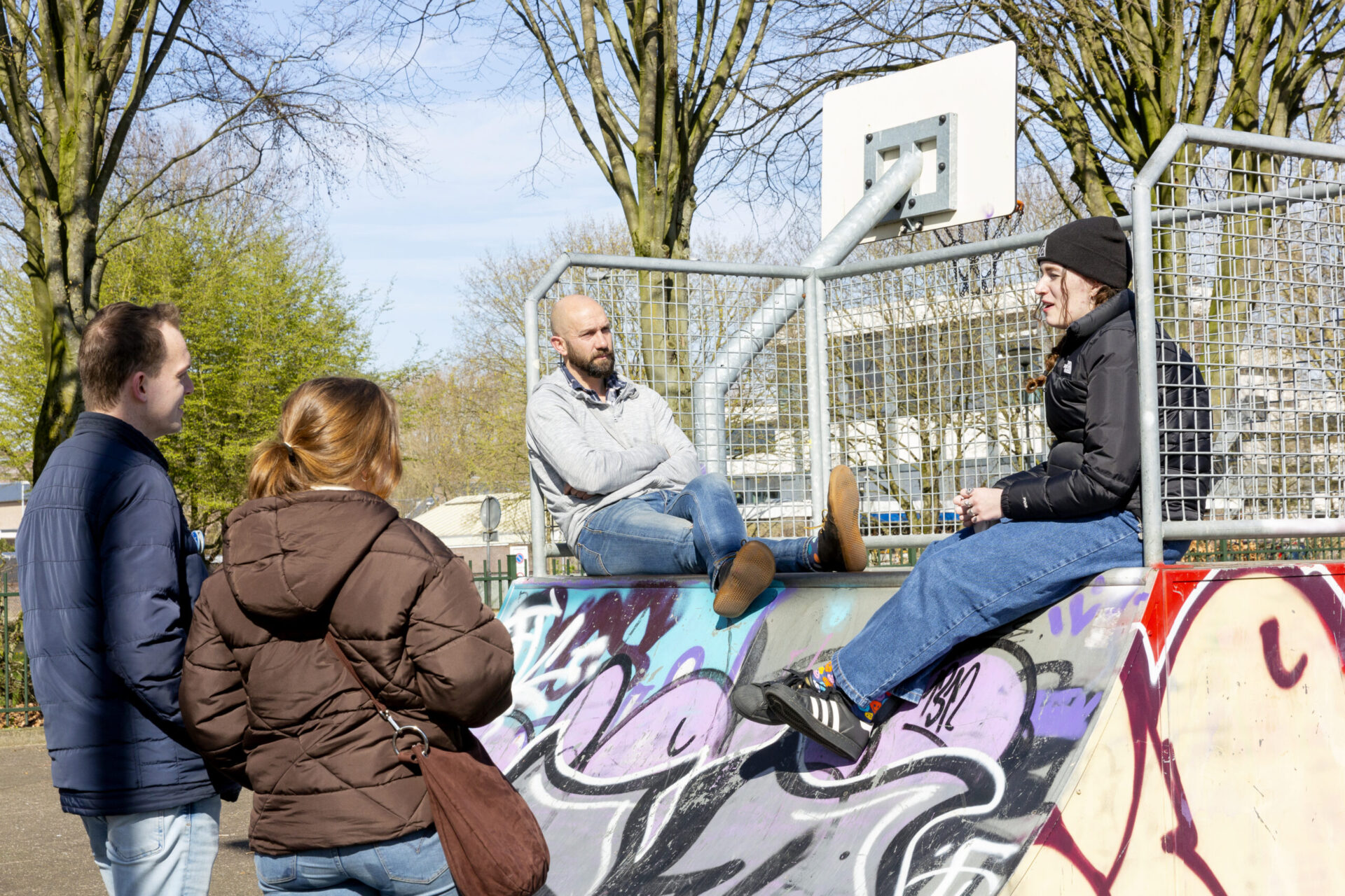 Foto jongeren met jongerenwerker Synthese op skatebaan