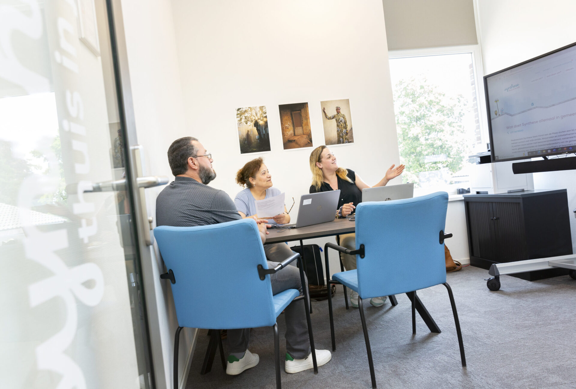 Foto medewerker Synthese in gesprek met inwoners