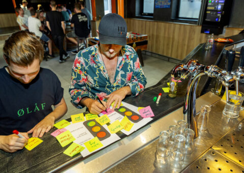 Foto brainstorm jongerenwerkers in jongerencentrum