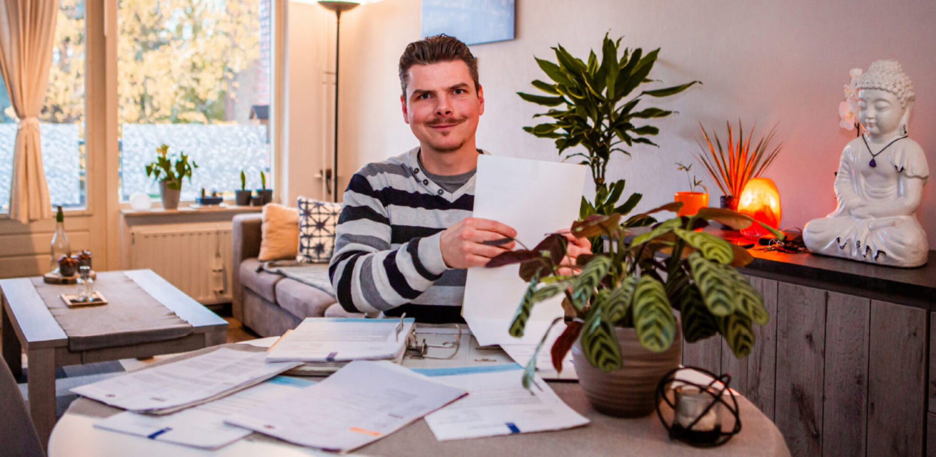 Mark Bergh ervaringsdeskundige in huis met papieren