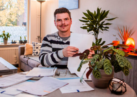 Mark Bergh ervaringsdeskundige in huis met papieren